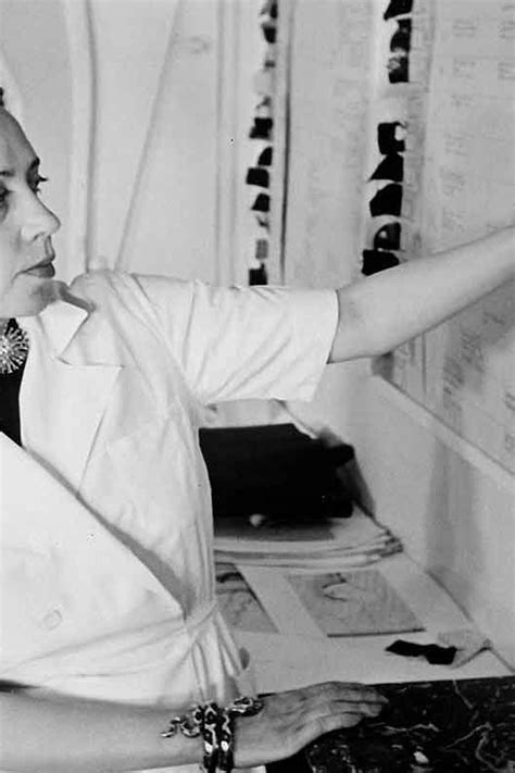 La vita e gli abiti di Elsa Schiaparelli .